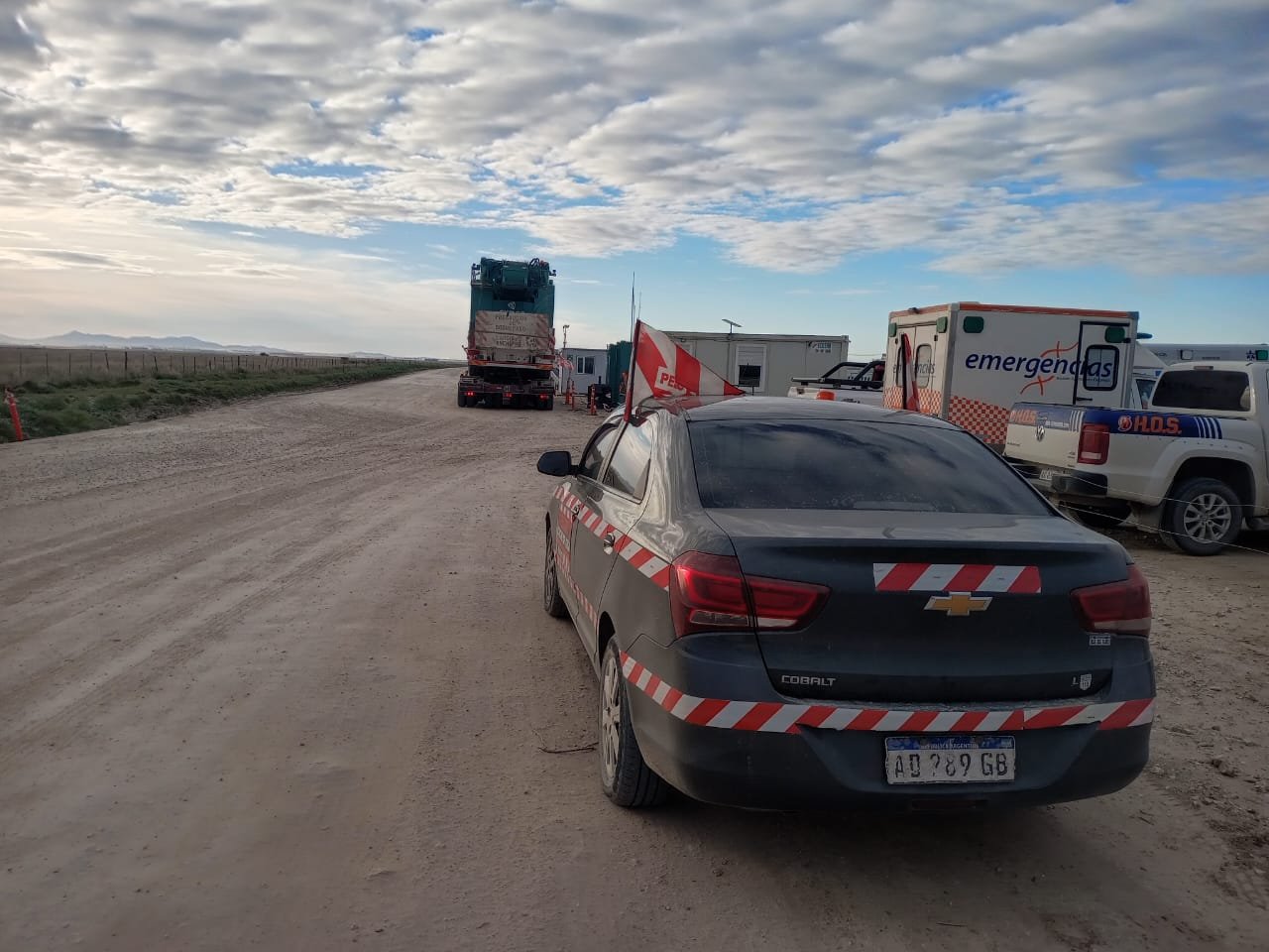 Ruta con camiones al atardecer